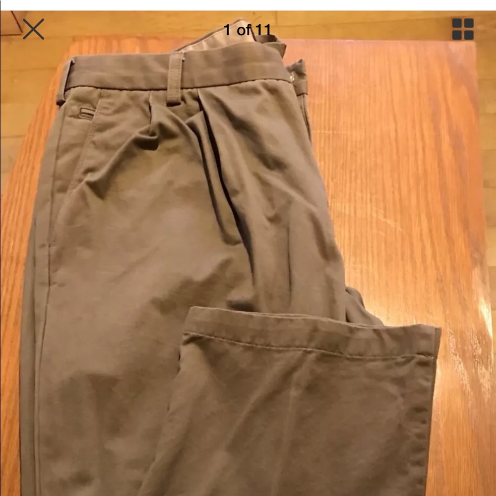 Men’s Dockers, pleated relaxed fit, W40 L32.